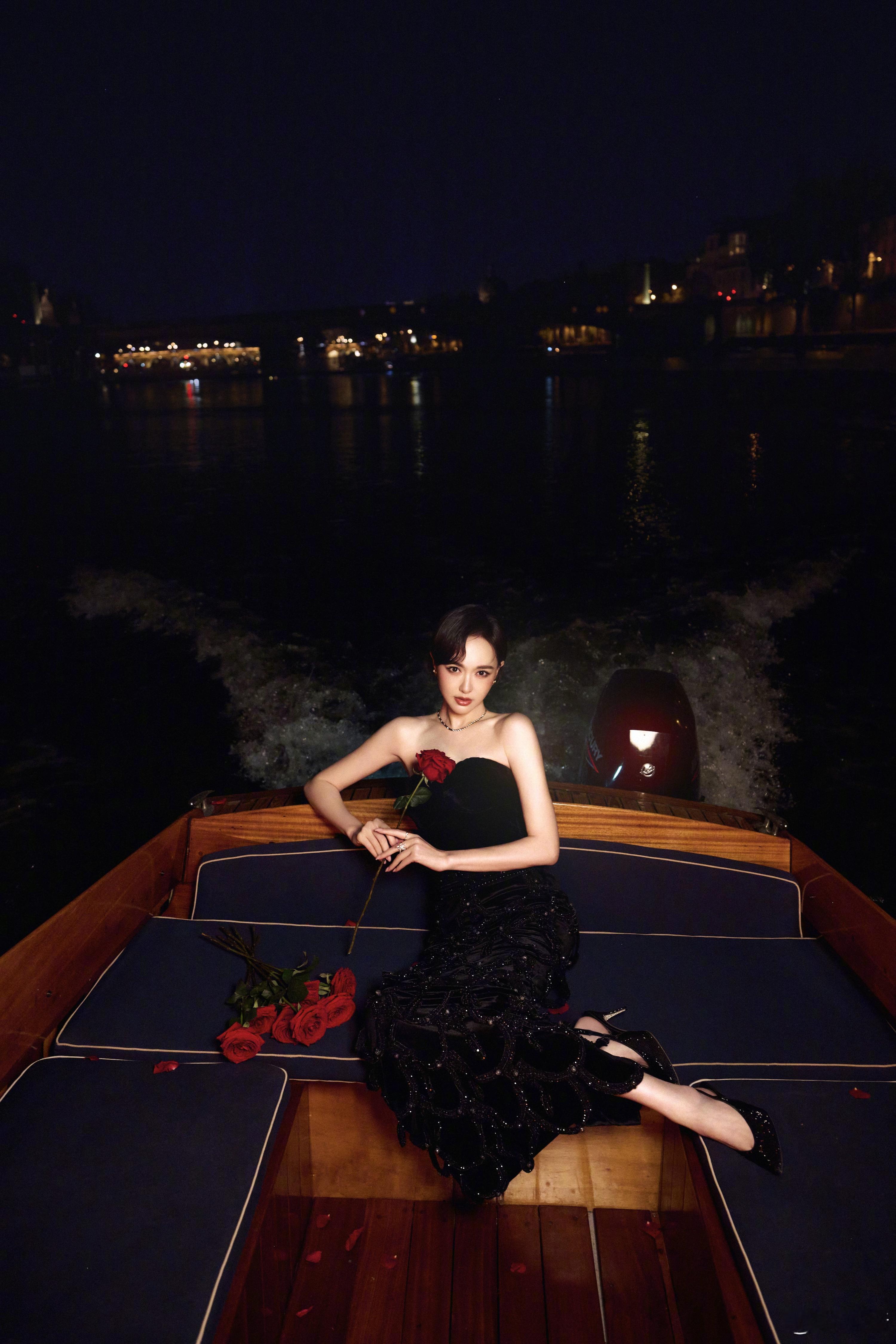 Tiffany请到了真正的妈妈级别我勒个豆啊！！！这么貌美的唐嫣 细细品味这组图