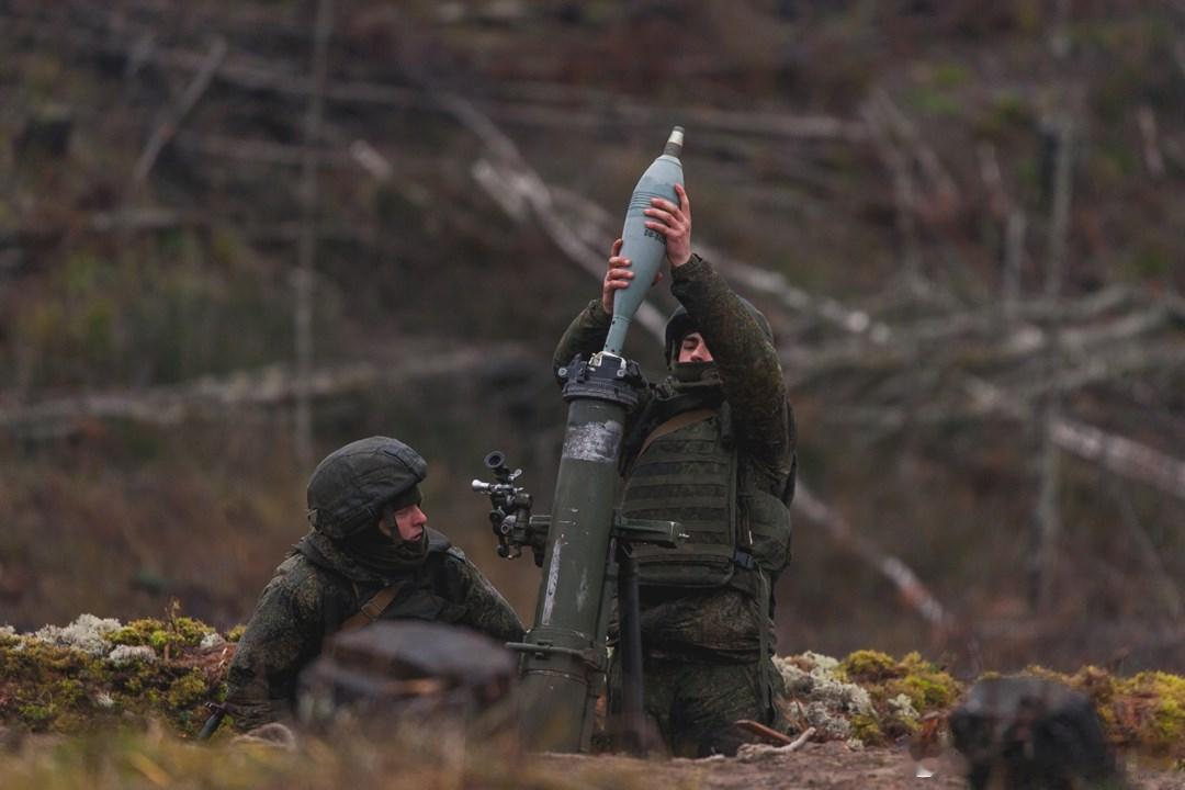 【#兵器欣赏#：#武器装备#   俄罗斯陆军士兵正在给2B11型120毫米迫击炮