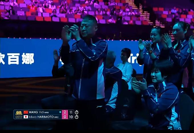 澳门冠军赛，王艺迪一波关键分强势得分，王励勤叫好，马琳站起来开心鼓掌。

王艺迪