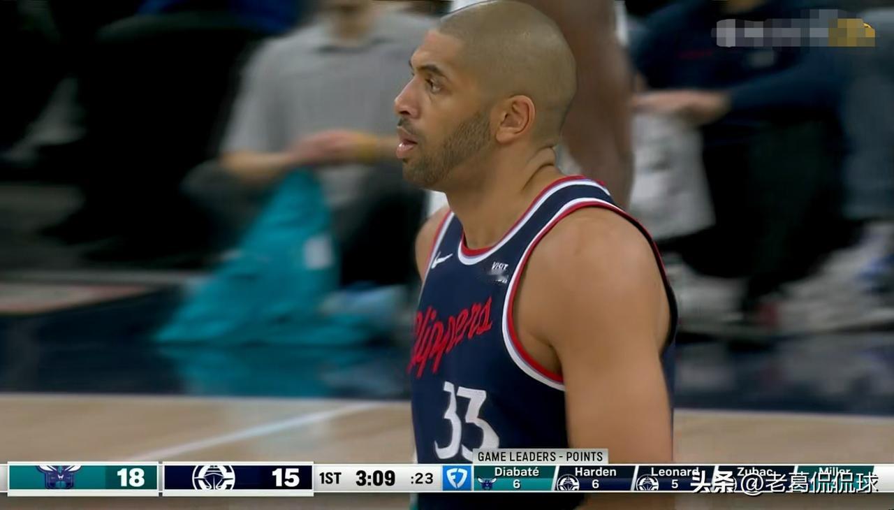 我必须要怒赞快船老将巴图姆！在今天快船主场迎战黄蜂的比赛中，目前双方半场战罢，快