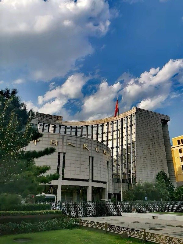 今晚消息面不平静。证监会盘后表态，要综合施策维护市场平稳运行，精准逆周期调节，推