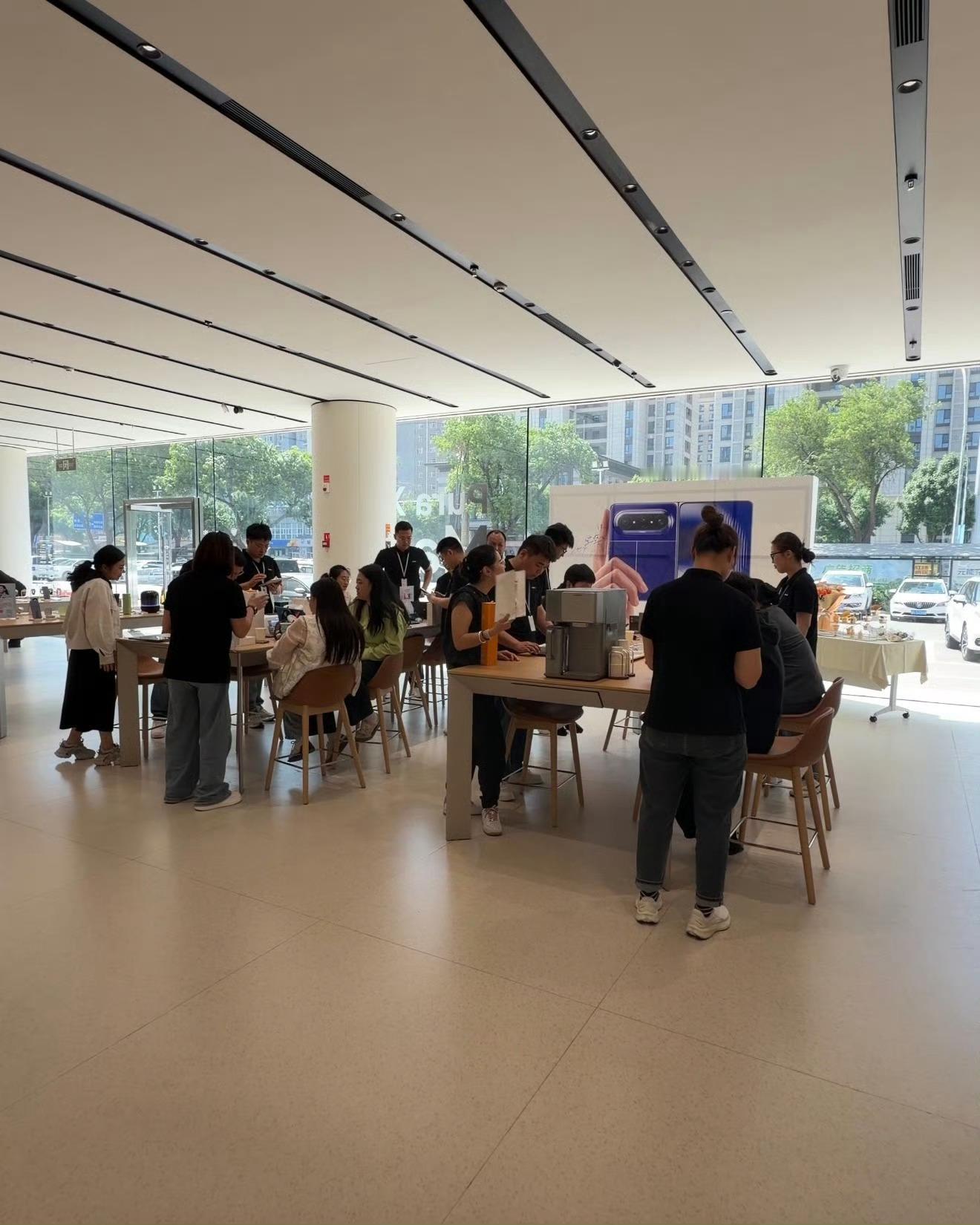 华为大阔折开售即售罄 各版本已断货 上午去门店去转了一圈，人是真的多。在这两张桌