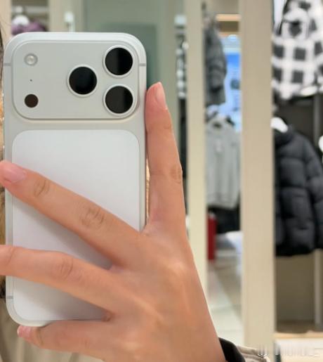 iPhone18Pro深红色 18 Pro居然还是铝合金。。。。17pro的铝合