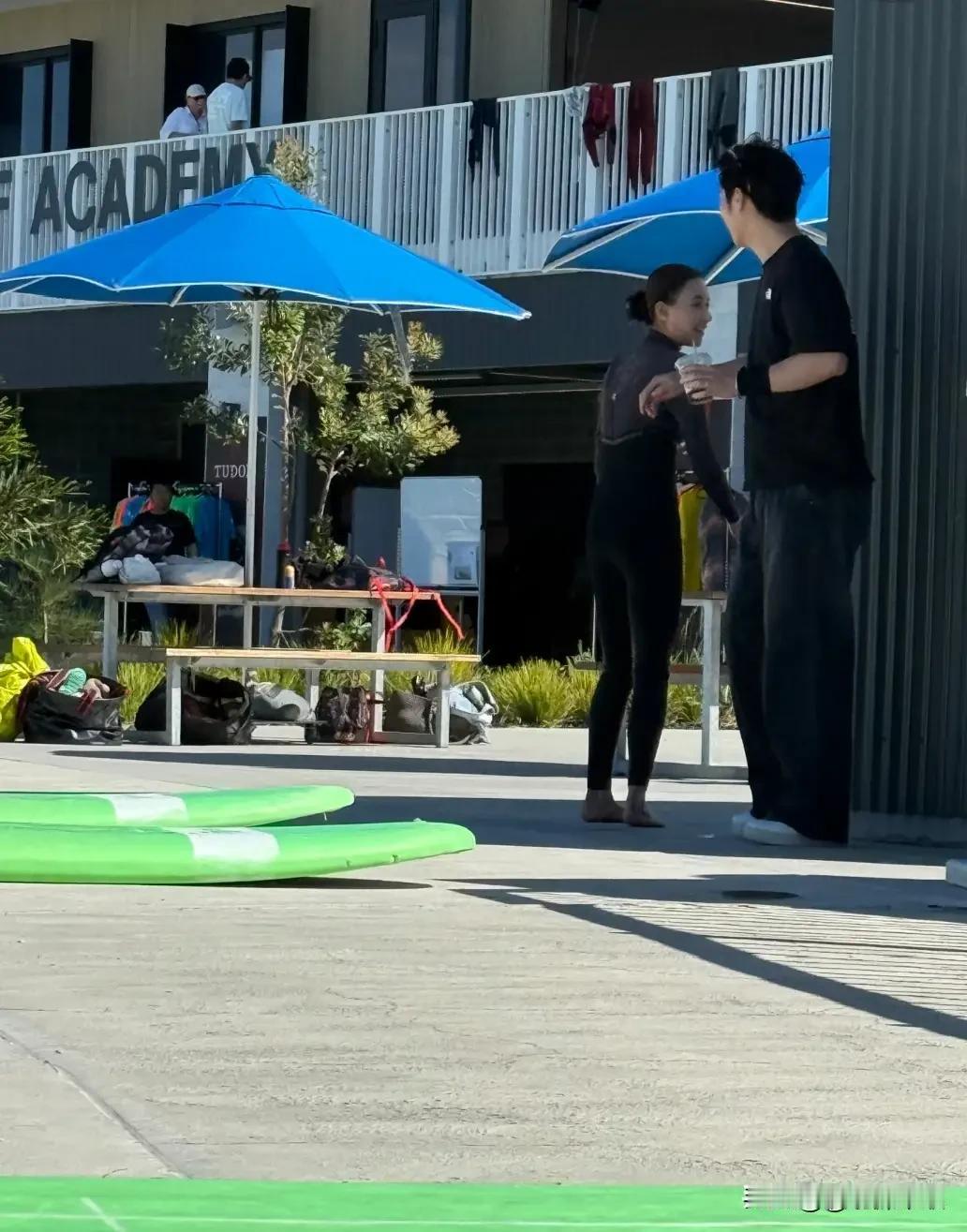 何超莲窦骁同框
两人同游冲浪好惬意，这也算是破了离婚传闻吧
婚姻不易，既然选择了