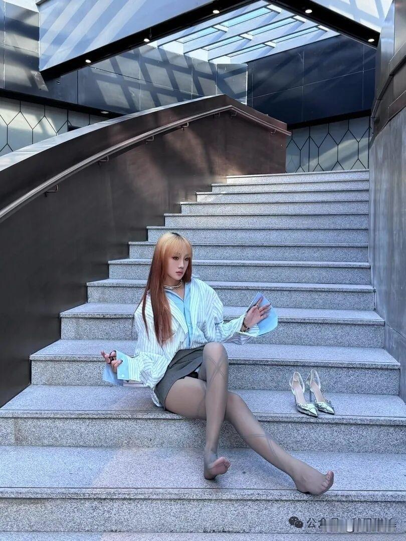 都市时尚少女，坐在楼梯上，手拿杂志，脚边放高跟鞋，时尚感十足！