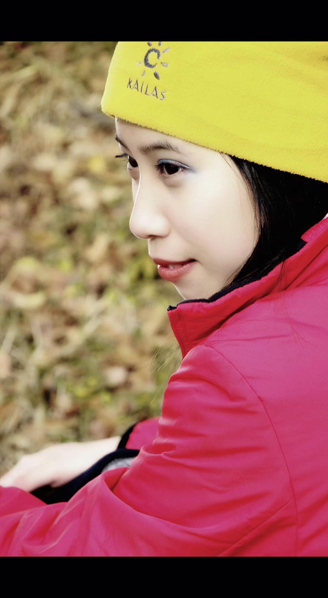 🍂红叶撞进秋光里，黄帽是暖阳遗落的吻。风把碎金吹上眉梢，连沉默都在跳舞💃