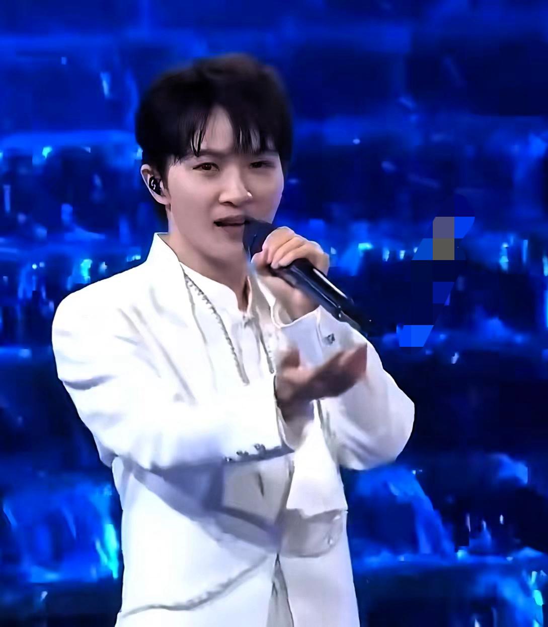 有一个预感，
​周深，以后的路可能不好走了，
​他犯了一个歌唱里不好改的错误，那