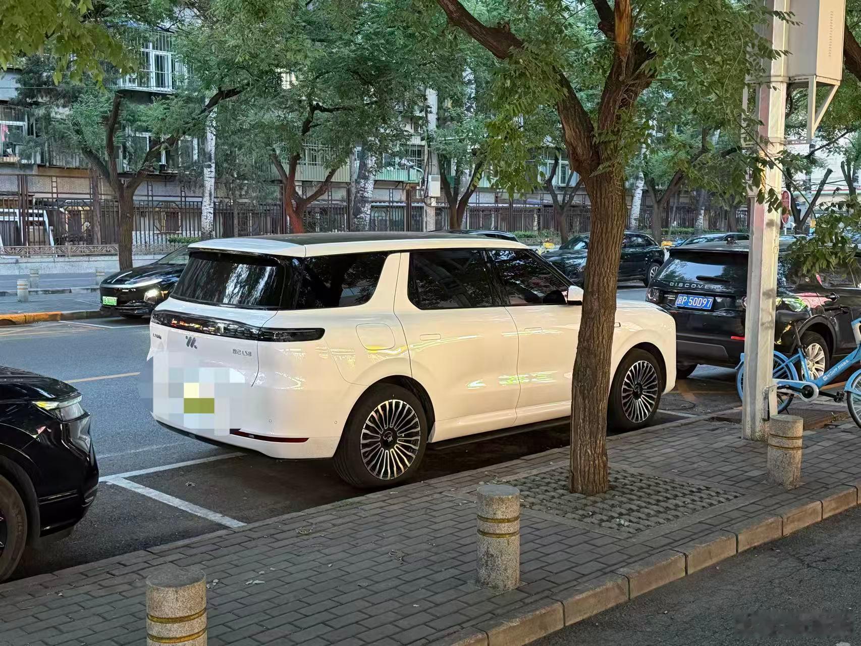 路上能见到智己LS8的概率越来越大了！这还是在北京买插混/增程需要用燃油指标的情