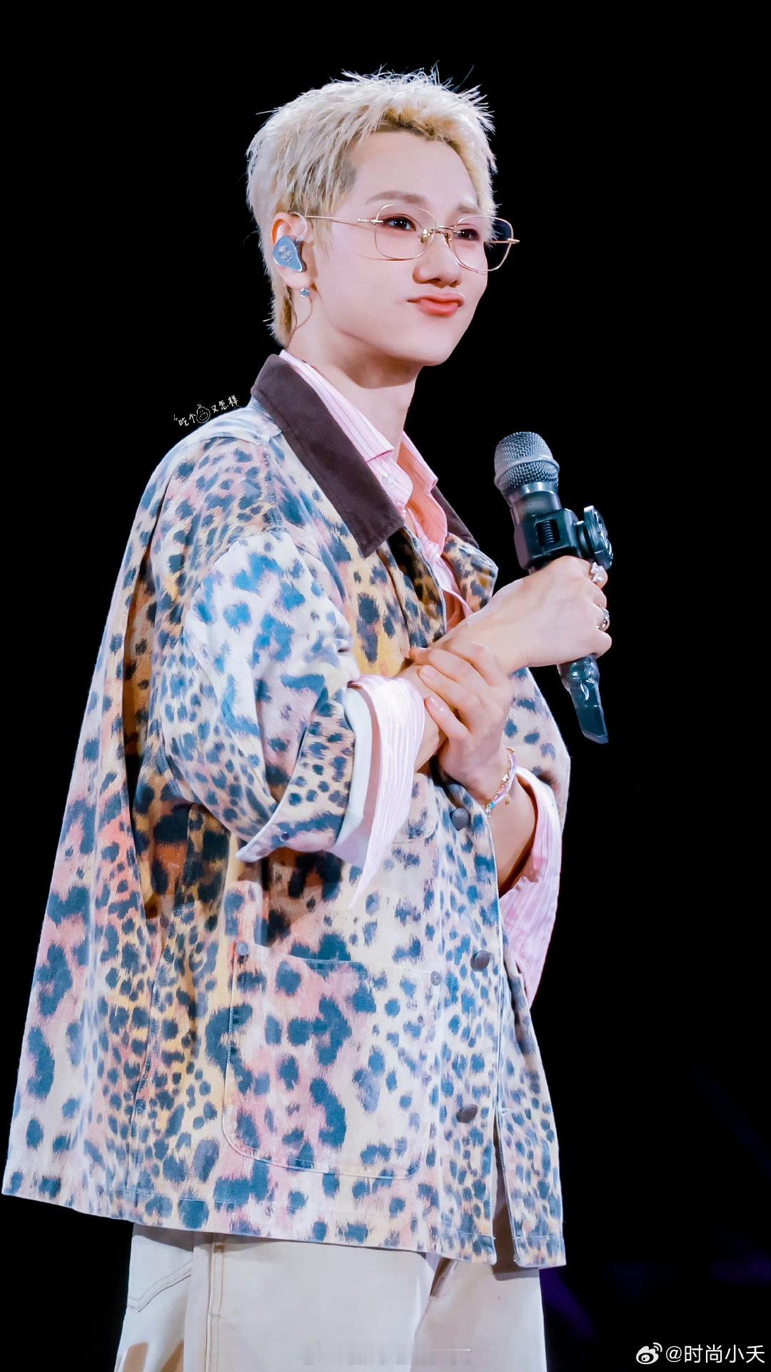汪苏泷除了腿还是腿汪苏泷腿长到屏幕都装不下了 演唱会出圈画面，汪苏泷腿长溢出屏幕