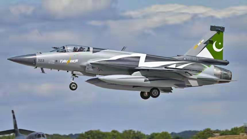 最近关于JF-17战斗机出口的消息不少。
孟加拉要买48架，沙特也要买。
但其实