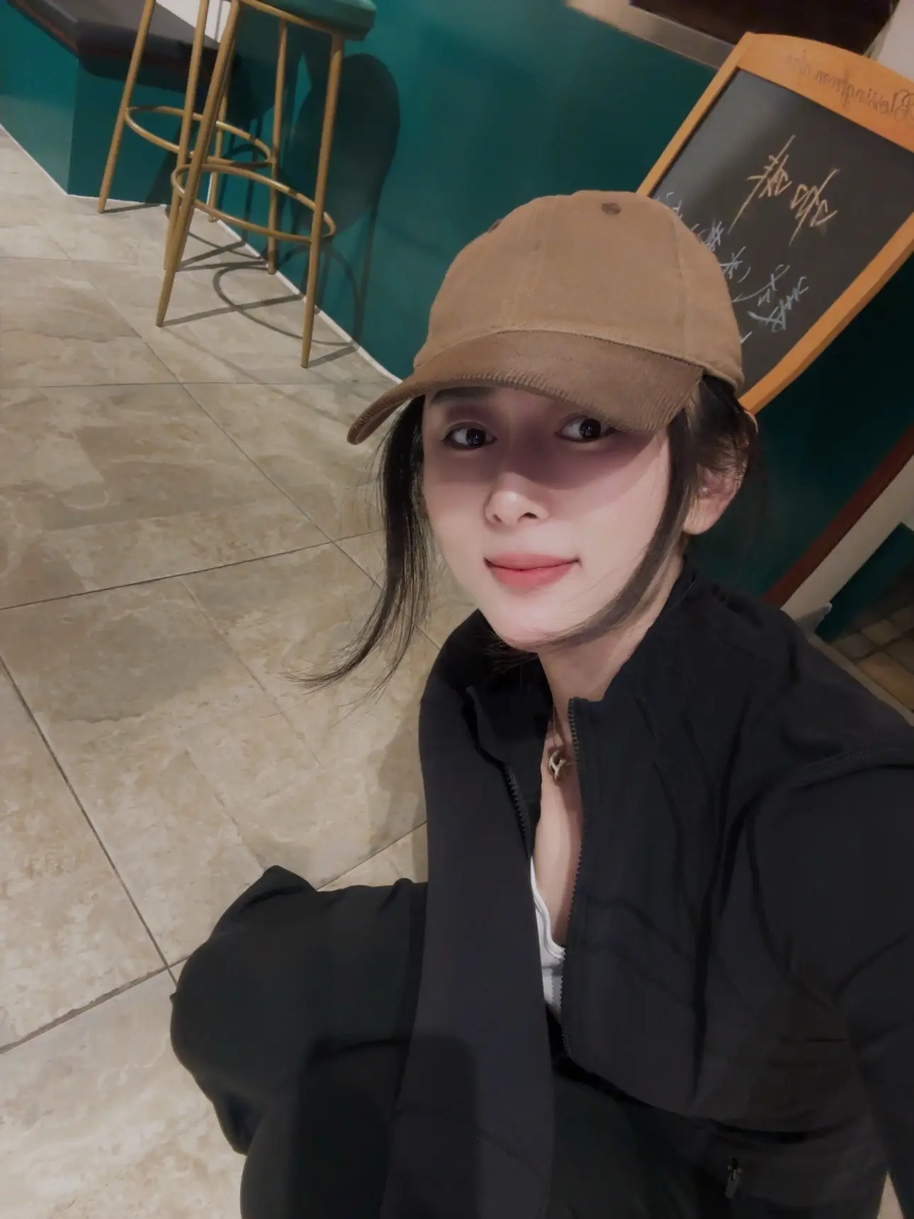 你会不会忽然的出现 在街角的咖啡店小馋猫咖啡披萨店
