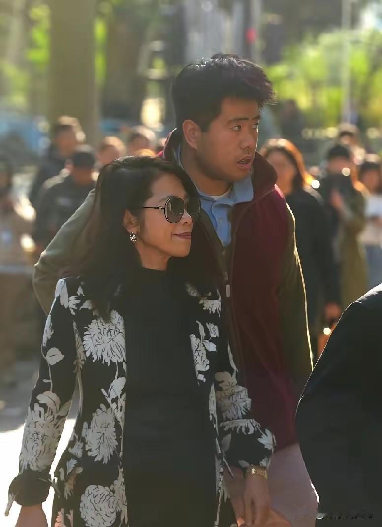 黎智英宣判，老婆李韵琴、第六子黎顺恩，到现场参加庭审，家里顶梁柱大难临头了，可是