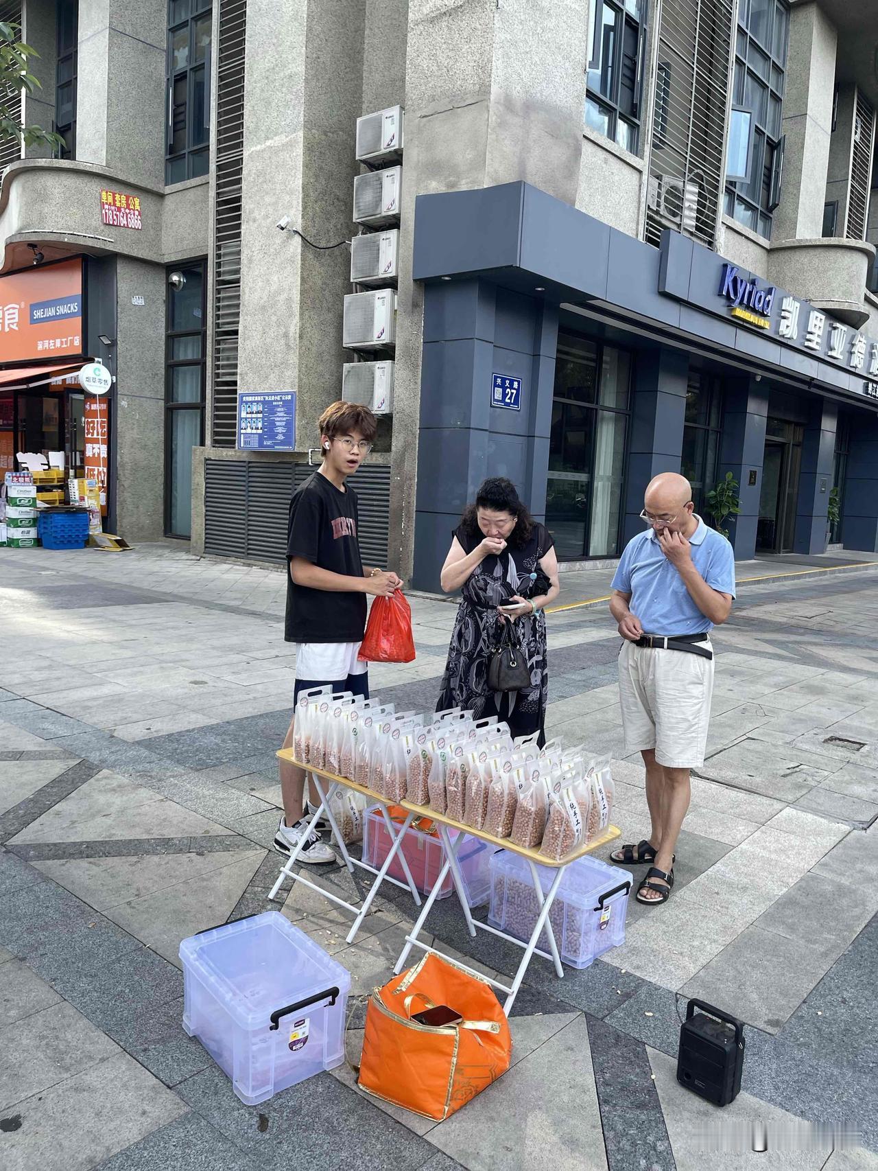 给18岁的创业小伙子捧个场
不过讲真～铜仁紫皮小花生🥜真香
紫皮果仁 无籽粒花