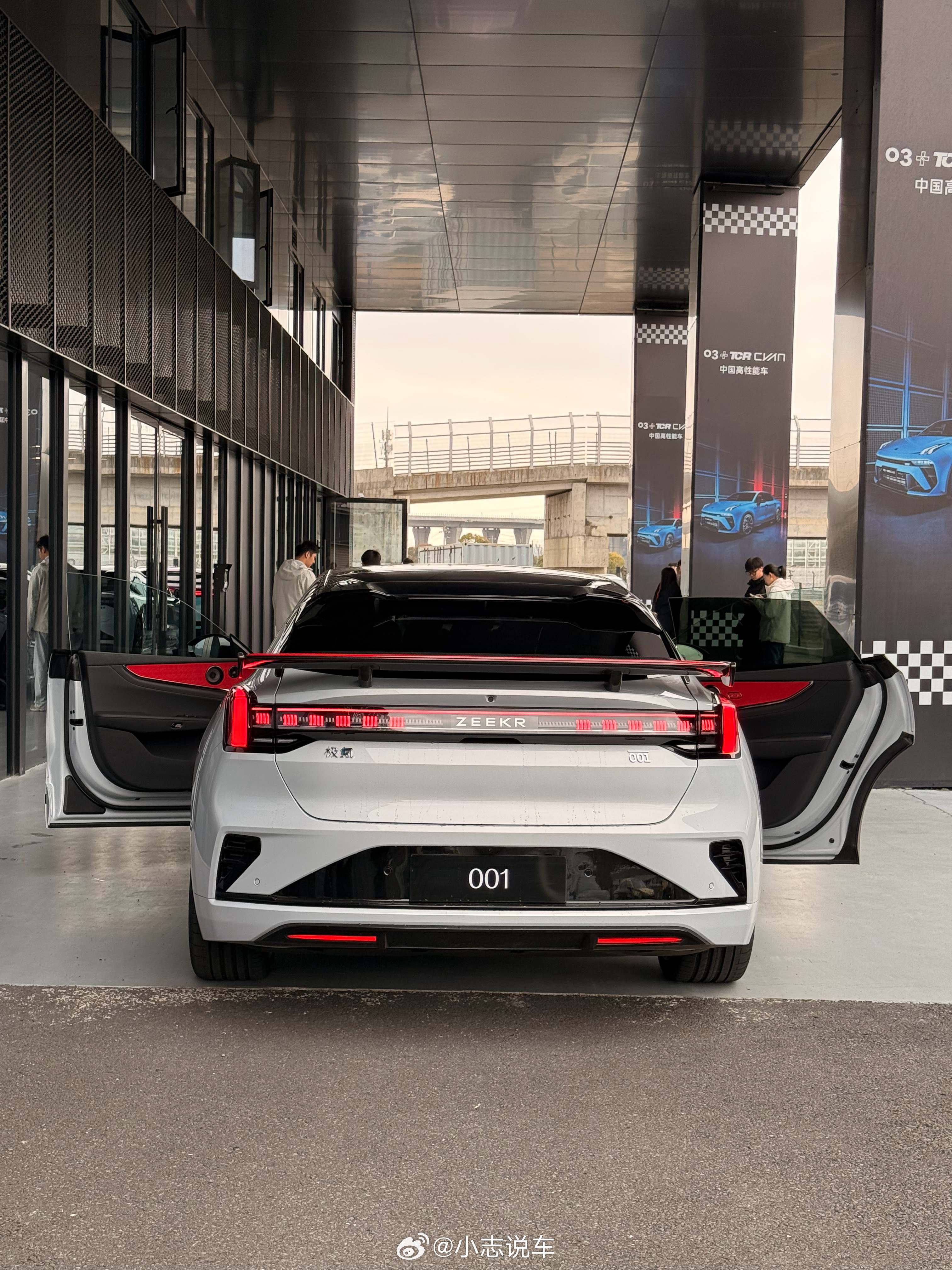 极氪001五周年纪念版内饰揭秘～红袍加身♥️猜一个价格，卖355555价格可以吗