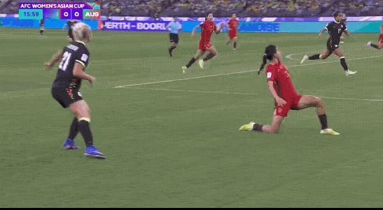 澳大利亚女足还是先进球了，我们的压力一下子来了，不过不要女足姑娘们还是不要着急，