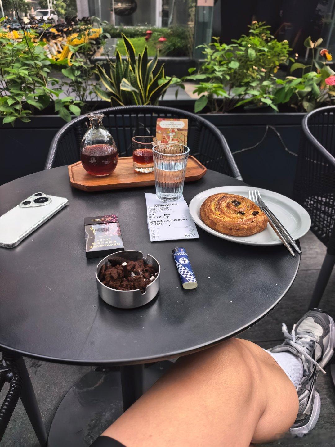 健完身，去那家熟悉的咖啡店，刚烤出的面包，一杯手冲，几根毛爷爷的家乡烟。  ​​