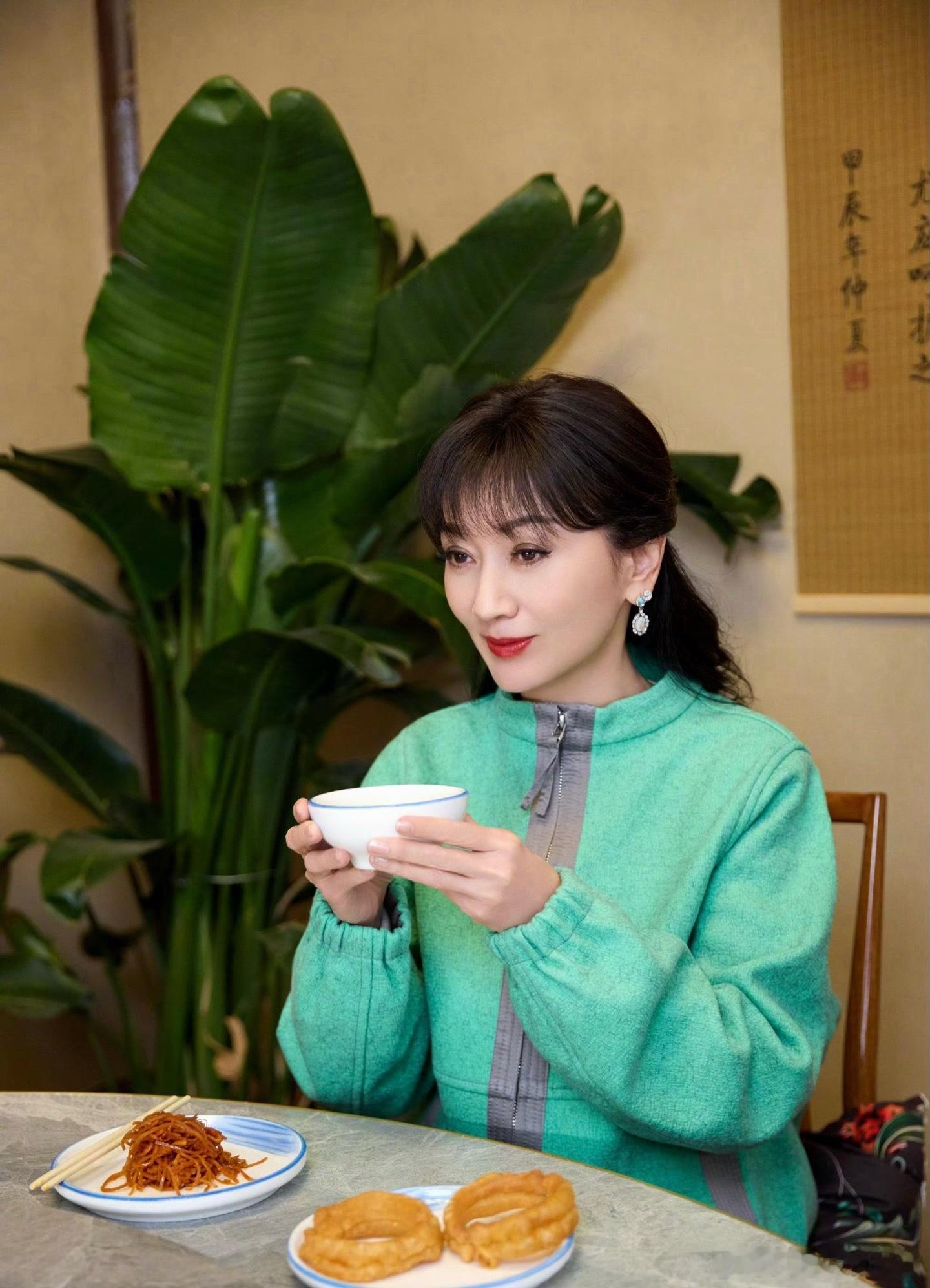 赵雅芝解锁老北京早餐三件套——豆汁儿+咸菜丝儿+焦圈儿，很好奇她一个香港人真的能