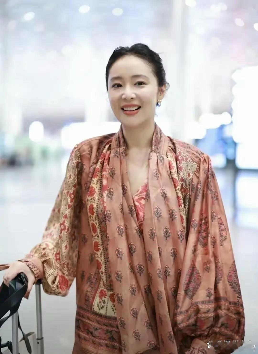 高叶机场穿搭，小碎花一穿，年龄至少都被拉大10岁了。 ​​​