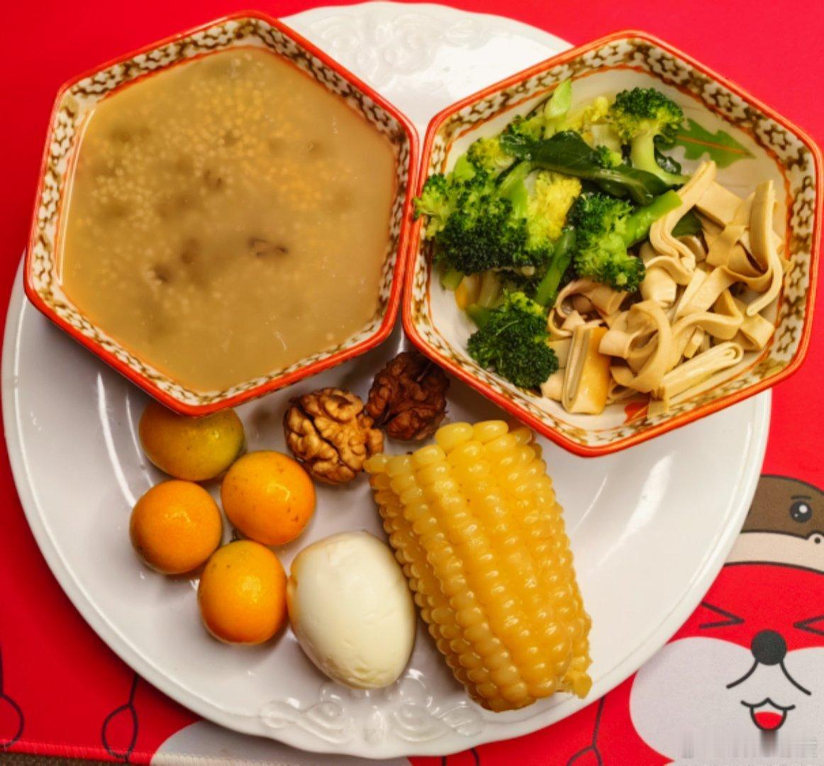 早餐：小米绿豆粥，玉米，鸡蛋，拌豆皮，水油煮西兰花，核桃仁，脆皮金桔，金桔是甜的