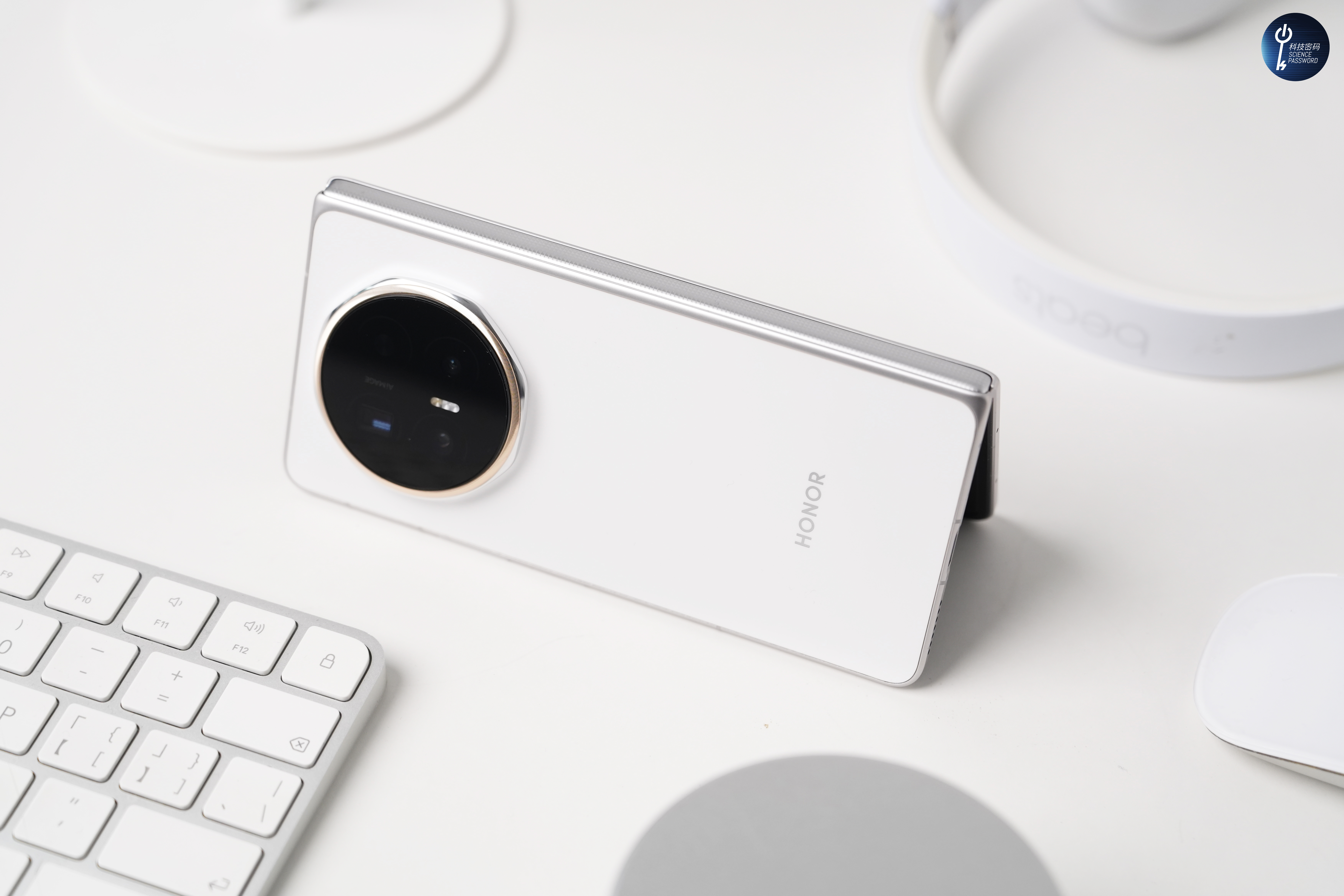 荣耀Magic V6 雪域白，你们喜欢吗？荣耀MagicV6首发评测