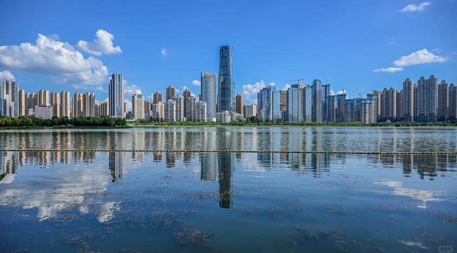 为什么许多老年人不喜欢在大城市生活？反而更喜欢在农村生活，因为自由自在。在城市生