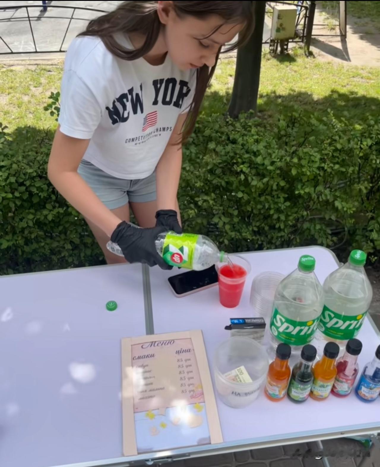 有网友在国外的公园偶遇一个12岁的女孩子在摆摊卖饮料，博主不禁感叹这些孩子的独立
