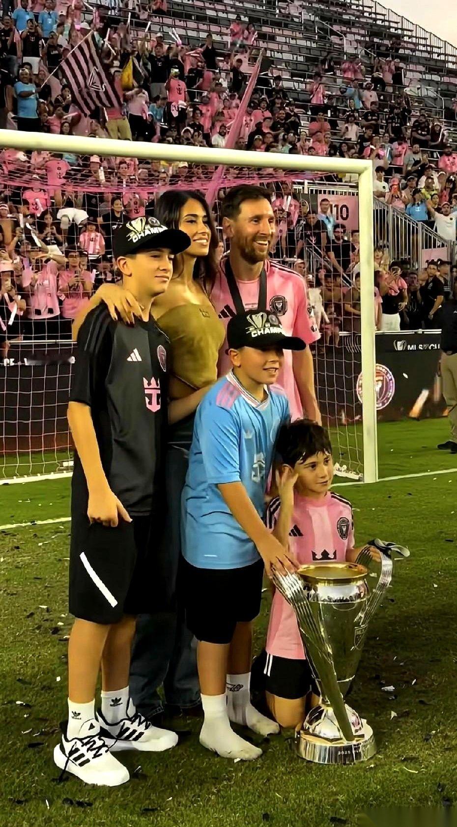 贝克汉姆和梅西，俩大男人，抱着那个冠军杯笑得像个孩子。
这一幕，真的比我看过的任