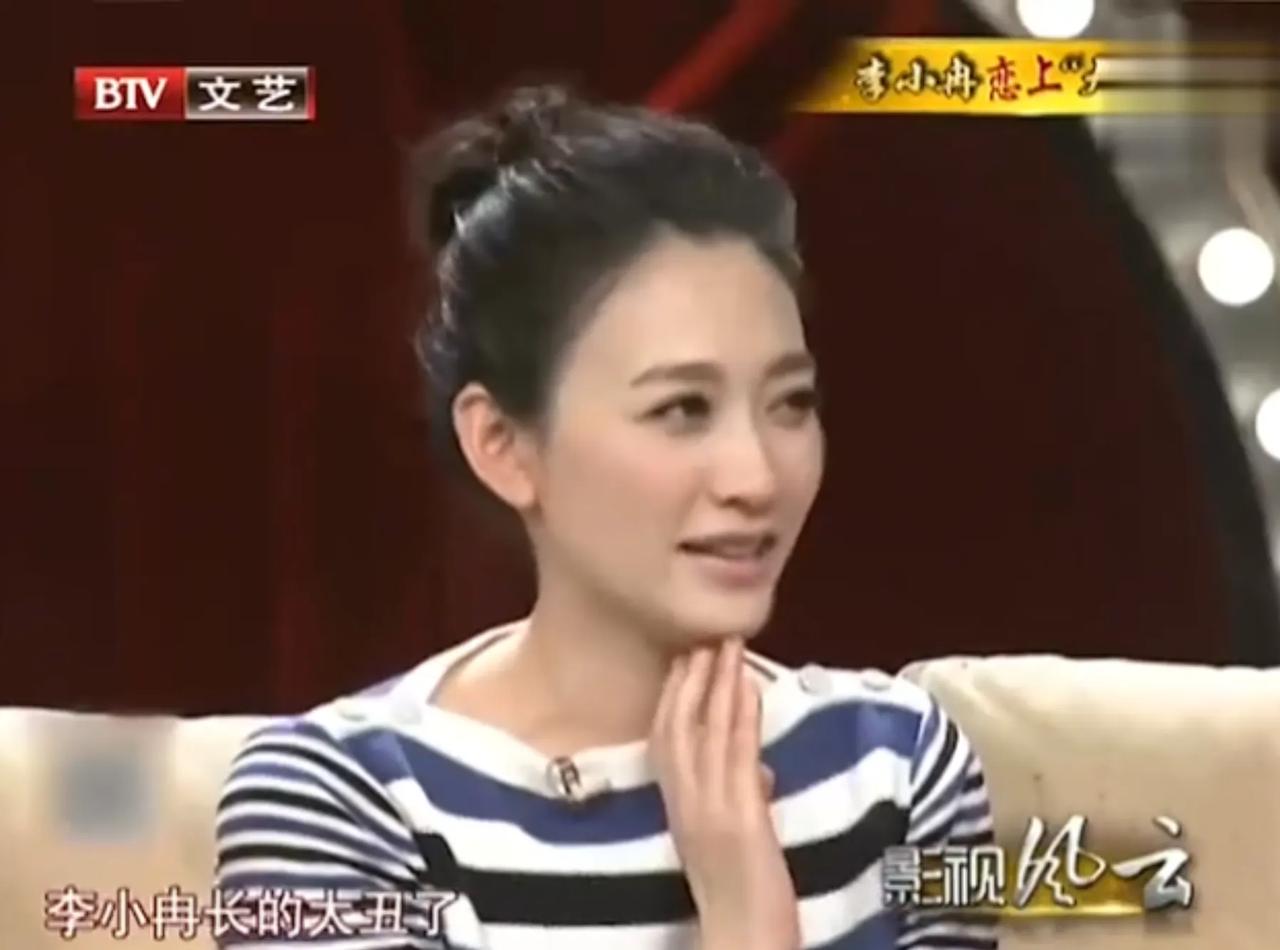 李小冉很喜欢网购，而且还会跟商家砍价，比如买两个包邮，不包邮就给差评。她拍《小丈