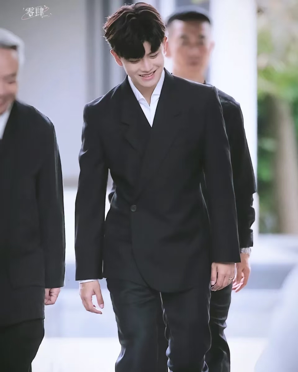 任嘉伦  任💐「 ℝ𝕁𝕃」藏不住的喜歡 ˎˊ˗你携风而来 如花绽放于雪色之