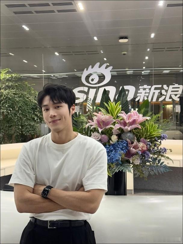 丁子朗打卡大公司總部　自肥搭「明星電梯」.無綫小生丁子朗（丁丁）近年備受力捧，不