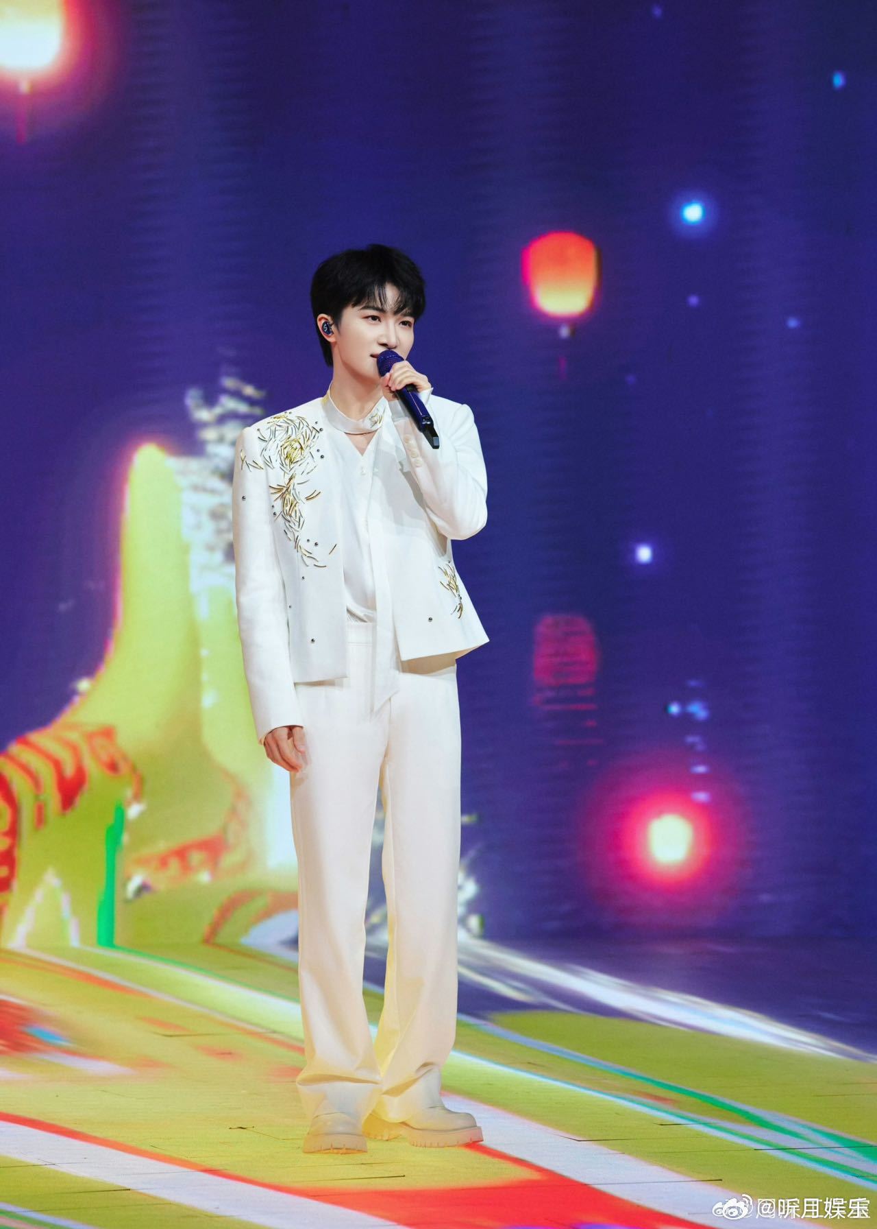 周深梦见你好听周深春节晚会KPI超额完成周深依旧稳定发挥，还是这么好的舞台，歌声