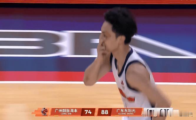 徐杰再次“嚣张”起来！打龙狮投进三分球后，竟做出捂脸动作庆祝！郭艾伦不知道什么原