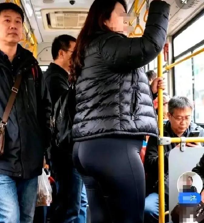 160斤挤公交，黑皮裤勒出肉褶，全车目光像针扎。
 
有人皱眉，有人竖拇指。被盯