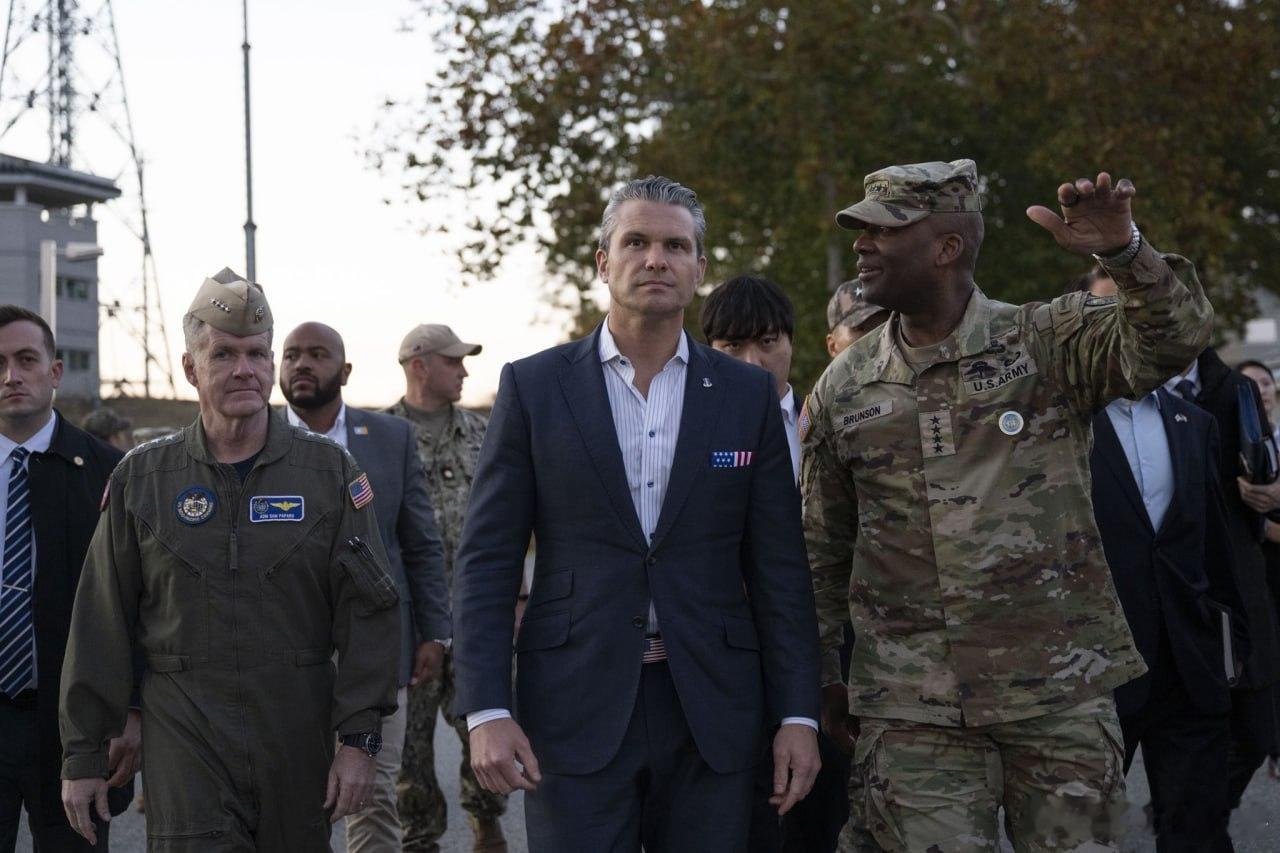 美国战争部长皮特·赫格塞斯与韩国国防部长安圭伯一同访问了非军事区，会见了驻守停战