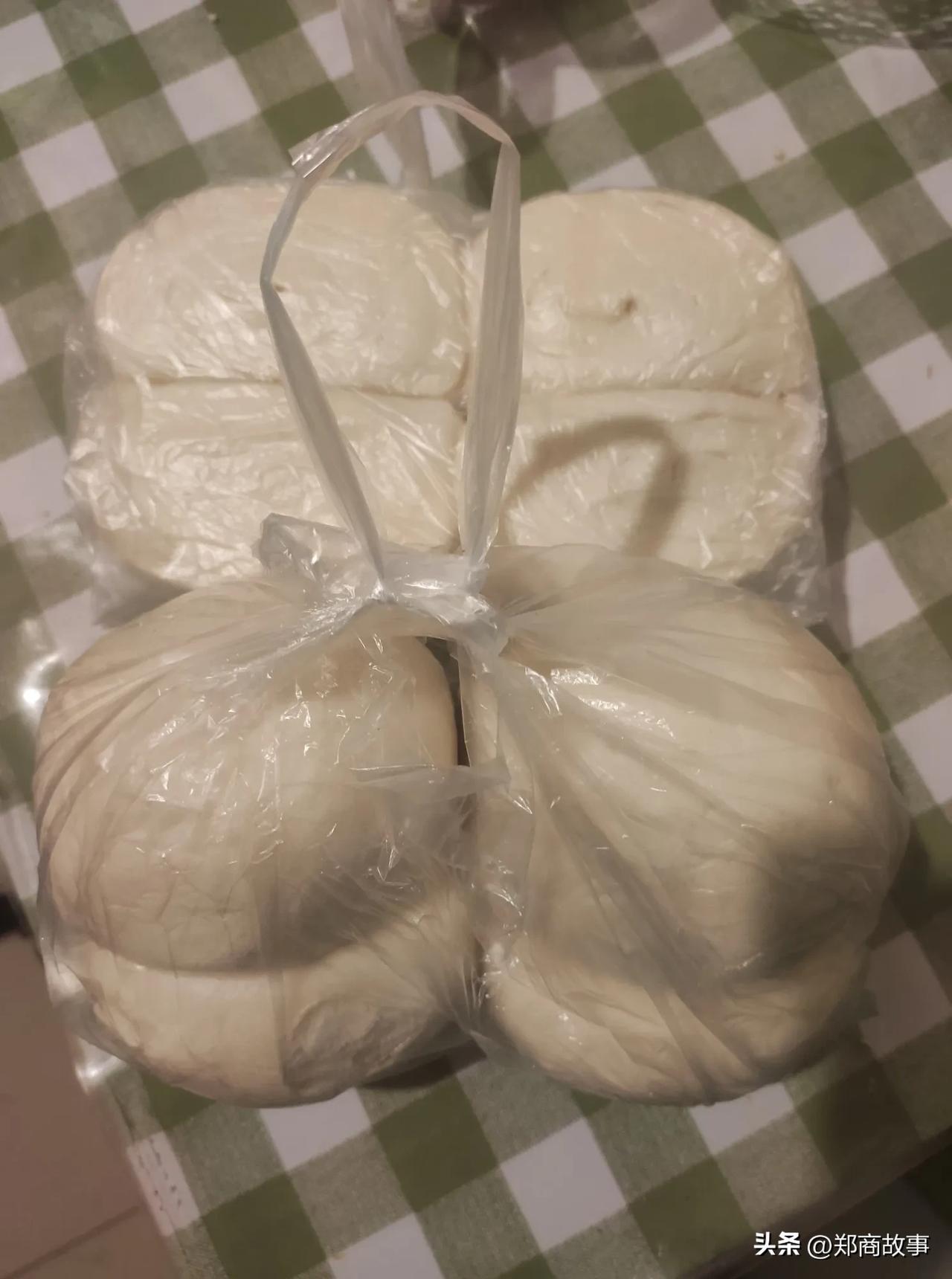 卖馒头的生意还是很赚钱的，小区附近有个卖馒头的小摊卖了几十年，现在两块一袋，两个