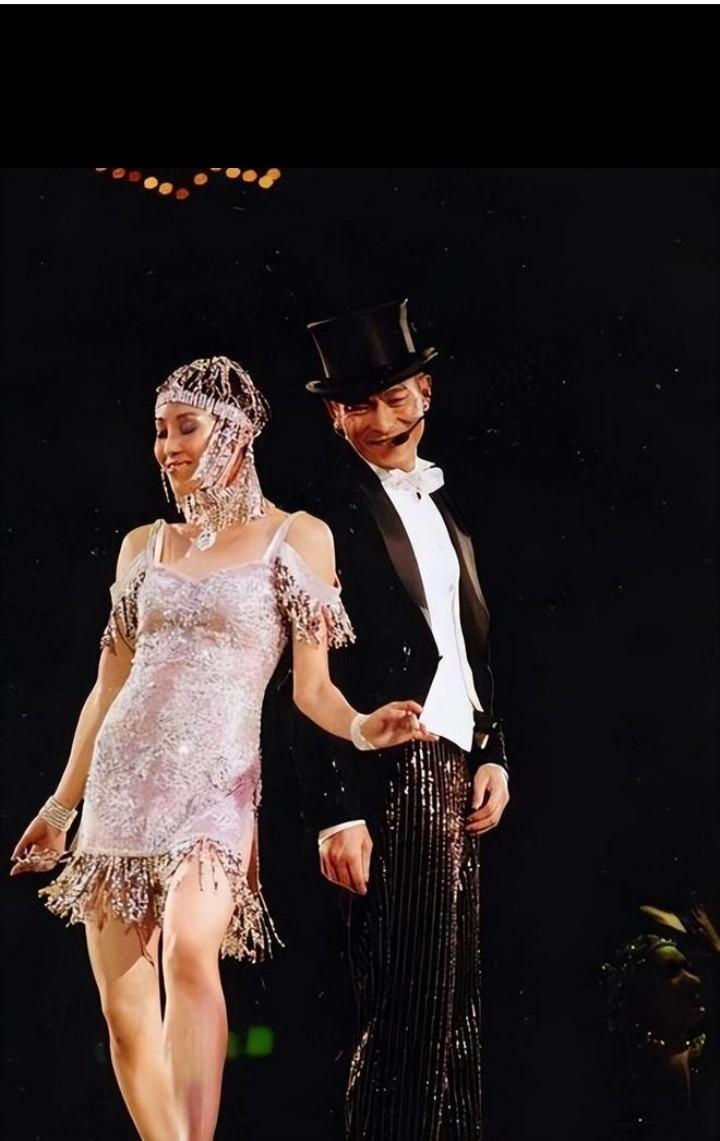 [微风]有一次，刘德华在激情演唱《来生缘》时，赖文慧突然抱住刘德华，说了一句：“