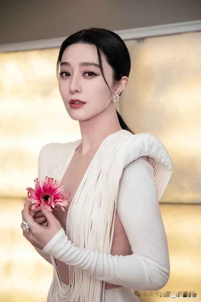 《中国媳妇》
现在女人捧上天，个性独立又彰显；
一天到晚不归家，不喝咖啡就吃饭；