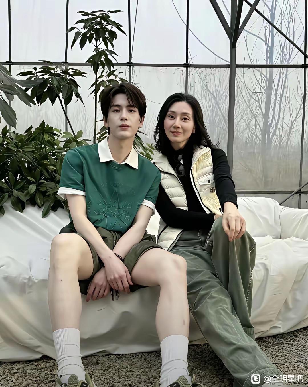 张凌赫的妈妈年轻又漂亮，不知道的还以为是姐姐呢 