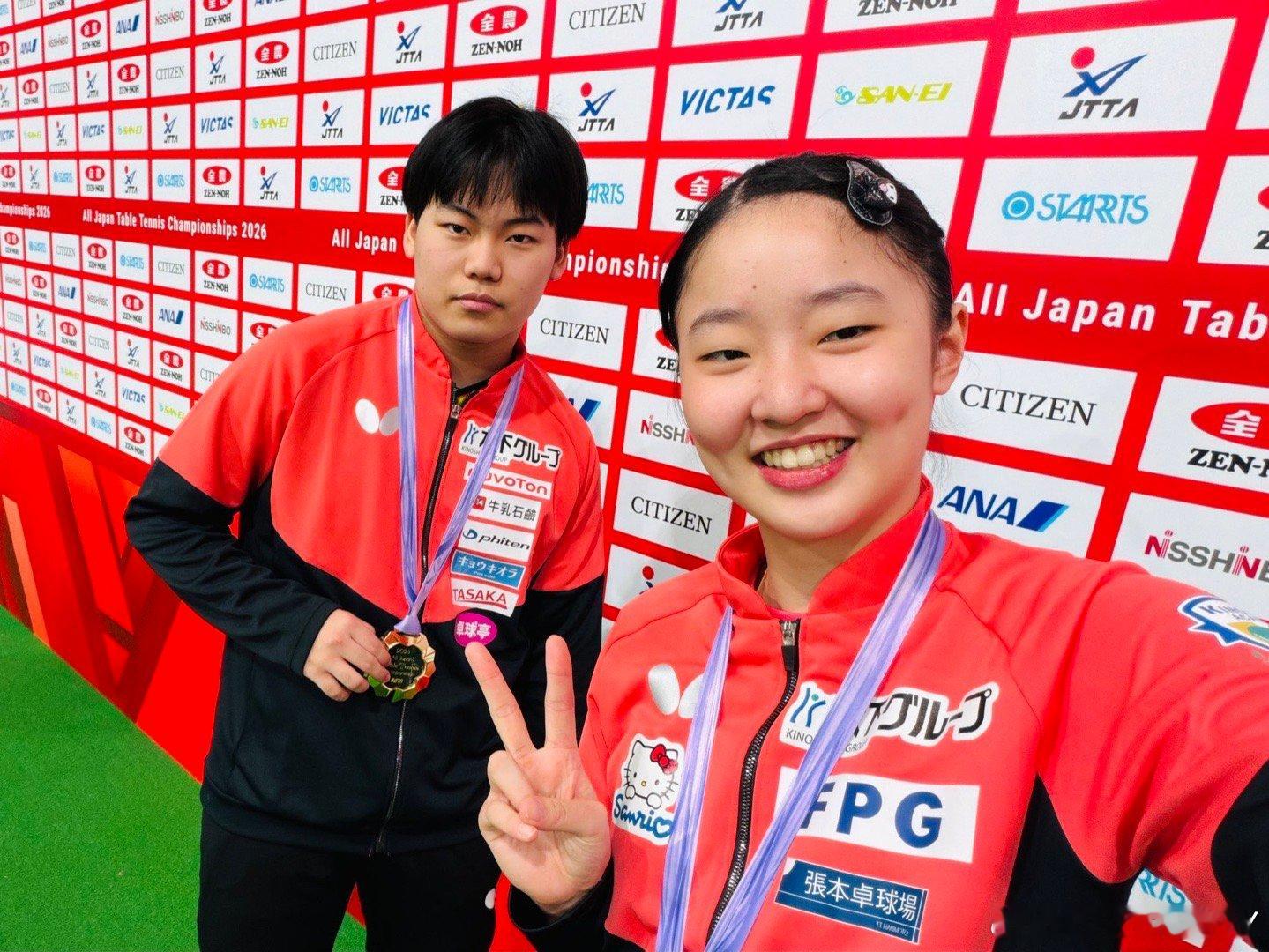 虽然但是 这两个还是挺有缘的2024年一起获得青少年男女单冠军2026年又一起获