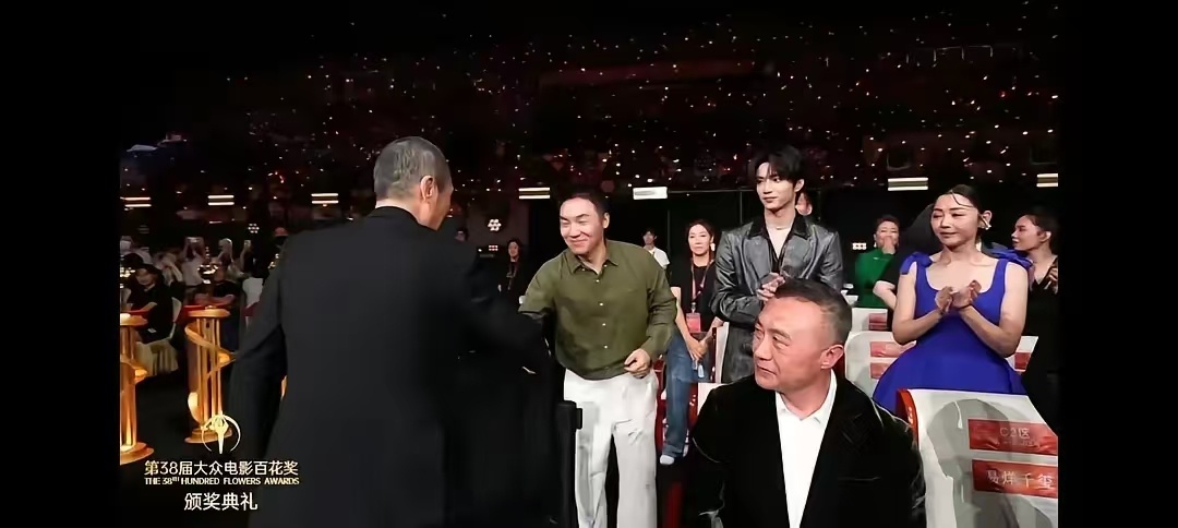 昨天百花奖，《哪吒》获奖全场无人站起，《惊蛰无声》获奖全体起立。这电影圈抱团太严