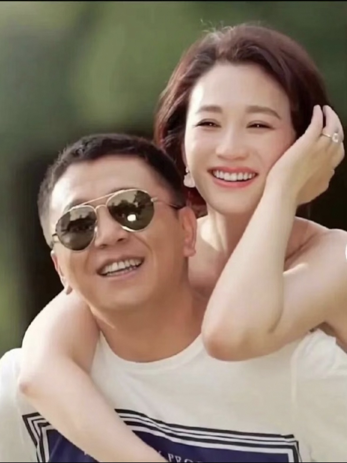 曝李小冉徐佳宁离婚从男闺蜜到夫妻，一起走过12年，如今却被曝离婚。最近凭借浪姐再
