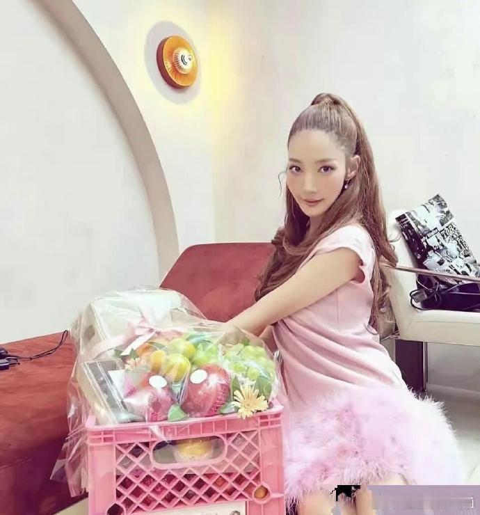 朴敏英疑似出现整容后遗症。 