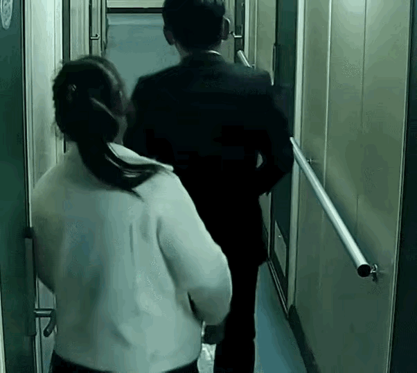 辽宁大连，一46岁离异女子在上海某餐厅打工，被44岁餐厅老板看上，老板和她结婚，