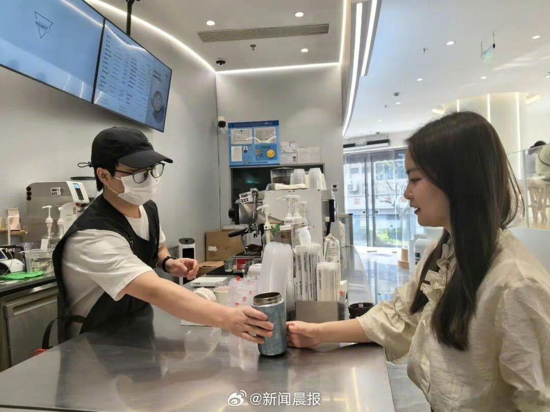 上海人买咖啡流行自带杯上海这波自带杯减5块的穷鬼喝法直接火出圈，每天揣个杯子出门