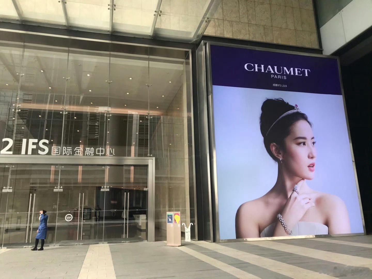 不知道内娱是有什么毛病，天仙代言SM时候说是婚庆品牌，不代言了捧上第一梯队如果选