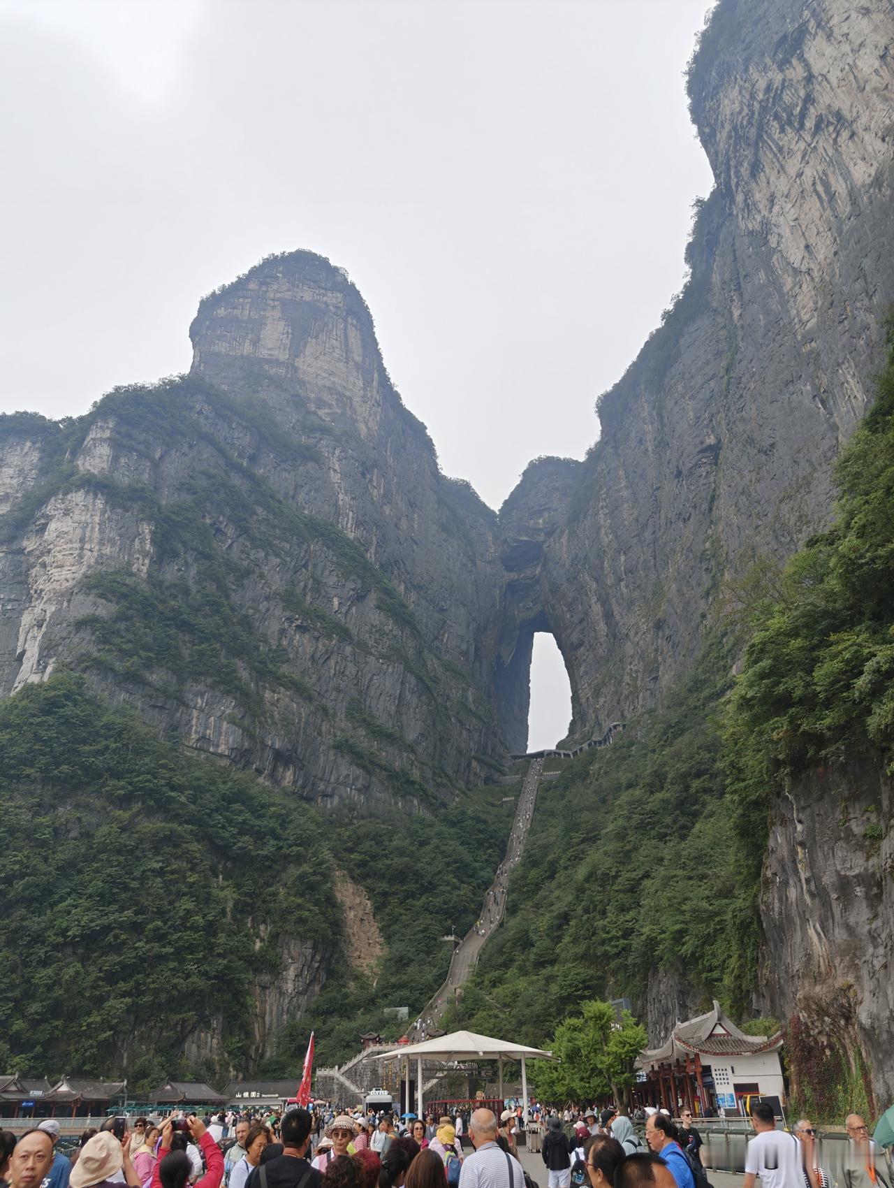 这个角度看天门山上天门洞像月亮吧