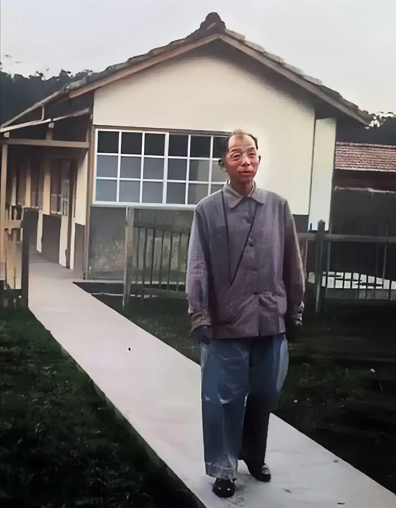 这便是张学良的真实模样，
大家瞧瞧！
这并非演员扮演，
确确实实是他本人，
面容