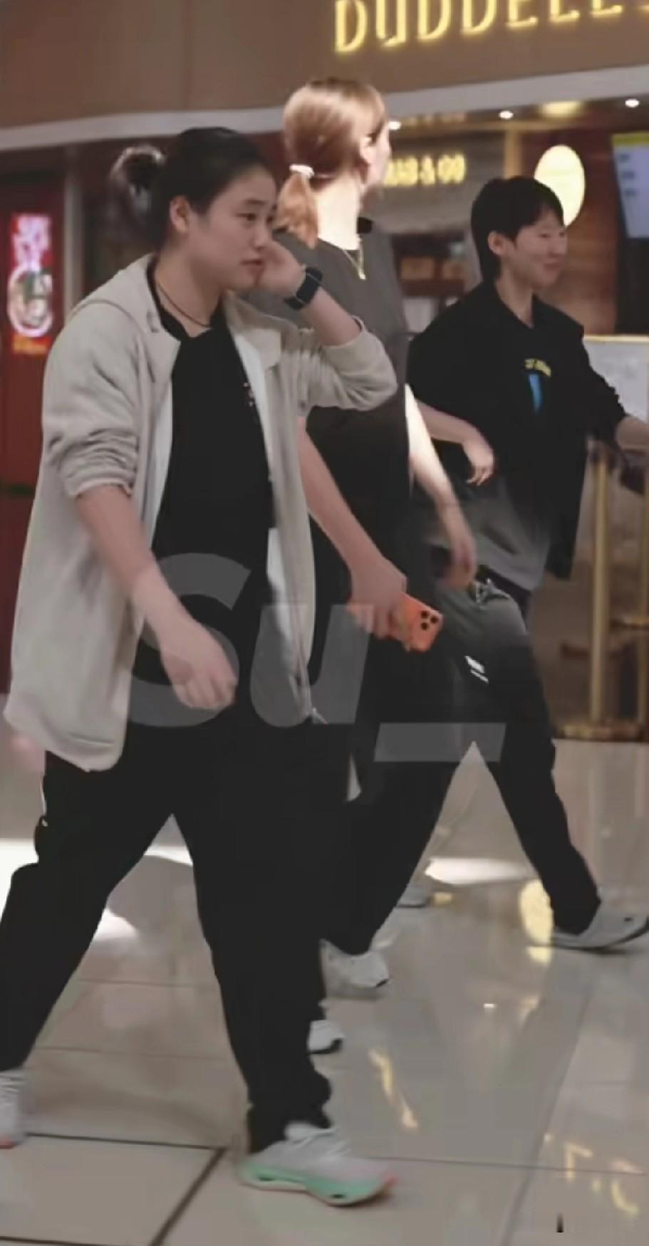 鳗鱼三人组，又出去炸街了吗？
他们三个乒乓不显山不露水，
但走在大街上，
回头率