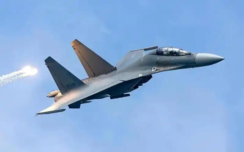 现代防空对付鹰击21这类高超音速反舰弹，核心不是单靠一门近防炮，而是把探测、分层