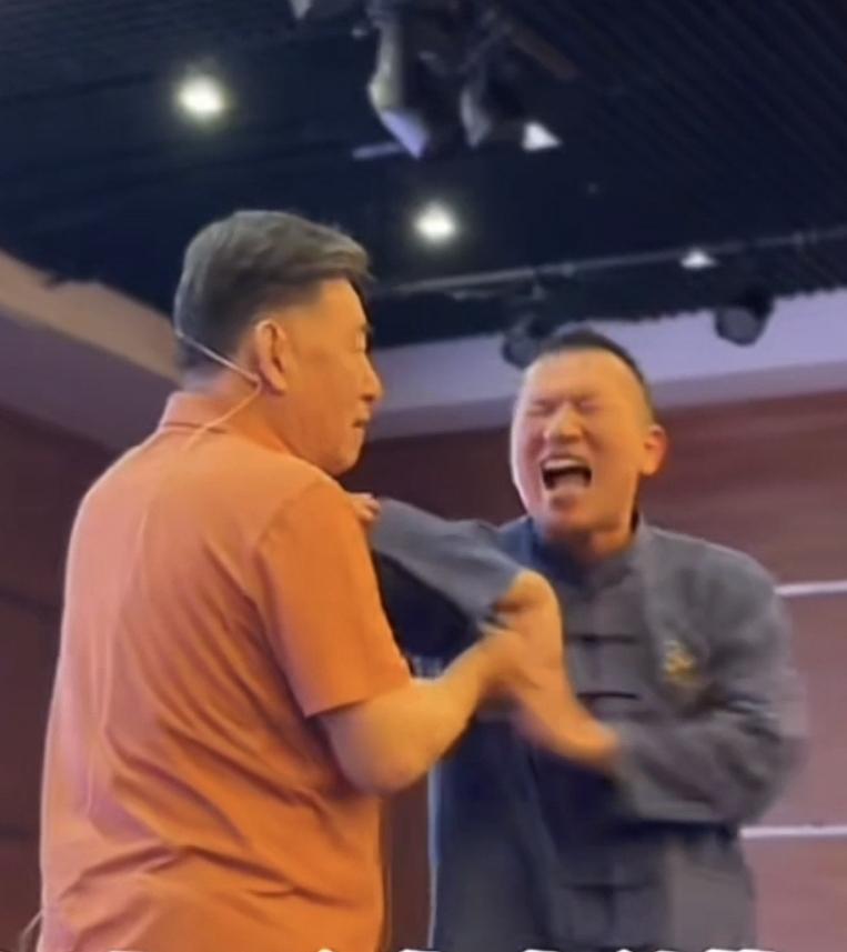 小伙一声惨叫，一代太极大师陈小旺神功再现，不费吹灰之力就将小伙弄翻在地。

这是